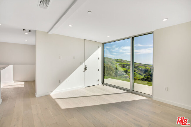 Building Photo - 28405 Via Acero St