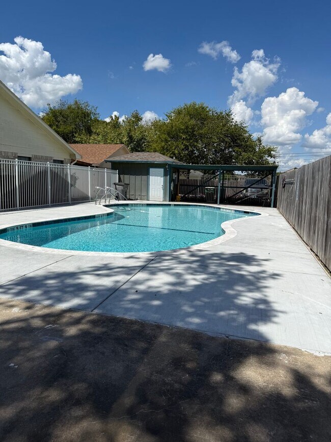 Building Photo - Spacious townhome in a private community