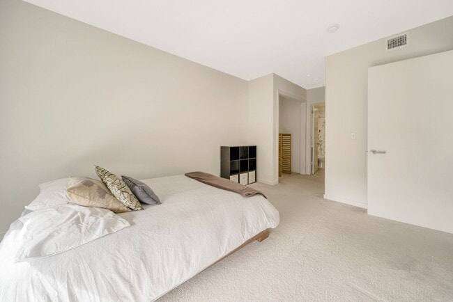 Building Photo - Condo for Rent in the Mission District - $...