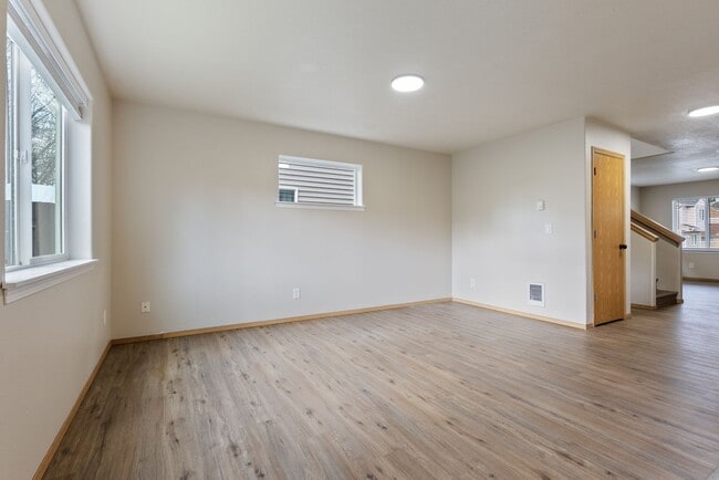 Building Photo - Beautiful Renovated 4b/2.5 bath home - SE Portland