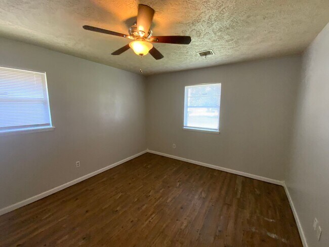 Building Photo - 2800 N Rockwell Ave