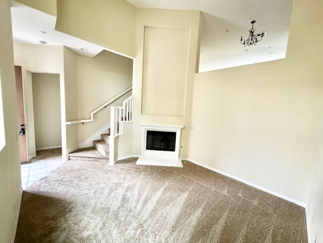 Building Photo - Three Story Condo for Rent Near Old Town T...