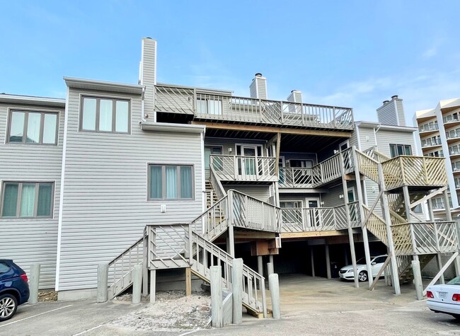 Building Photo - THE LANDINGS CONDOMINIUM