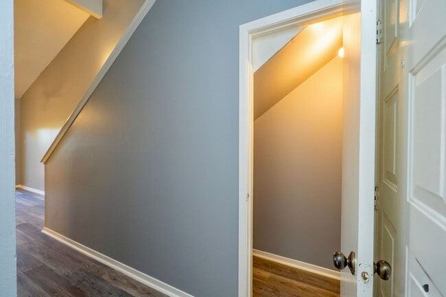 Building Photo - Fully Remodeled Townhome with Loft and Pri...