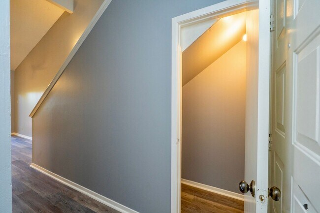 Building Photo - Fully Remodeled Townhome with Loft and Prime Location!