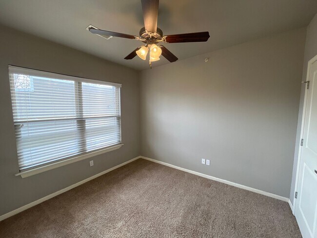 Building Photo - 2 BEDROOM 2 BATH SPACIOUS, OPEN FLOOR