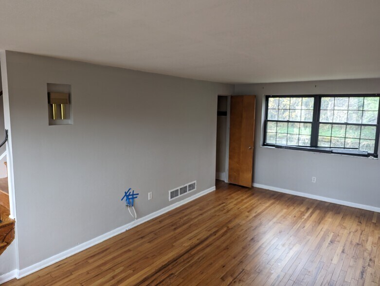 Family Room - 2557 Allender Avenue