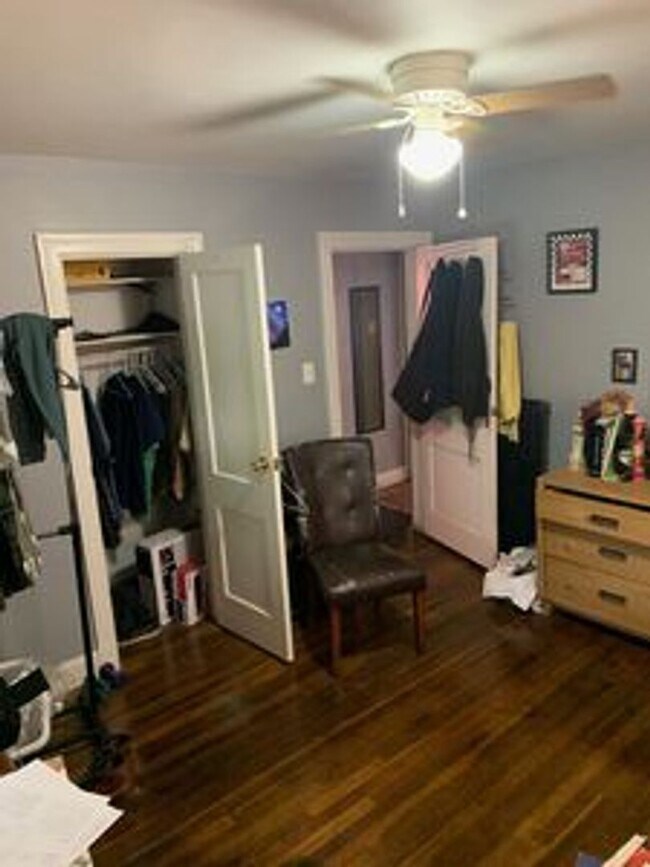 Building Photo - 2 bed house w Laundry, All electric, central HVAC, fenced yard, hardwoods