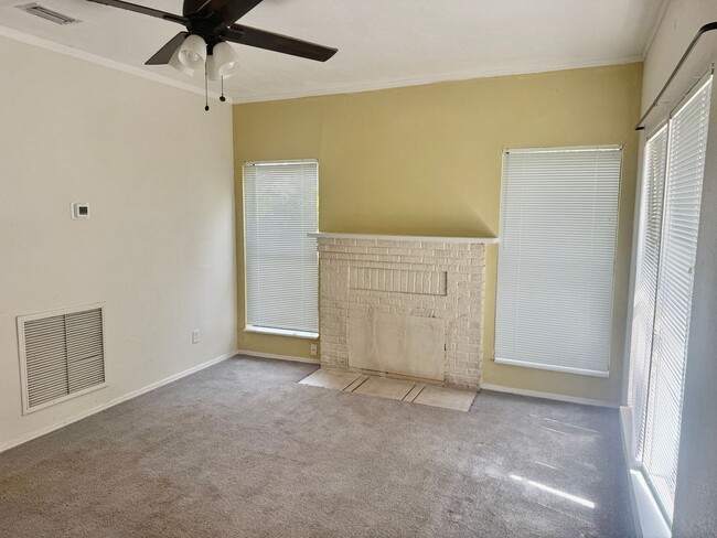 Building Photo - 3/1 Located in South St. Pete!