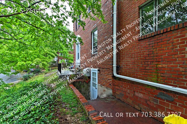 Building Photo - 522 S 26th Rd