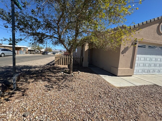 Building Photo - 3br 2ba Home with Garage and Yard near Rot...