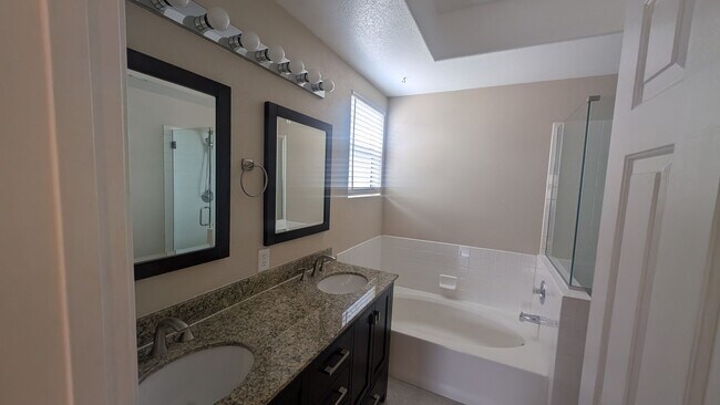 Building Photo - 3 bedroom 1 story house with large backyar...