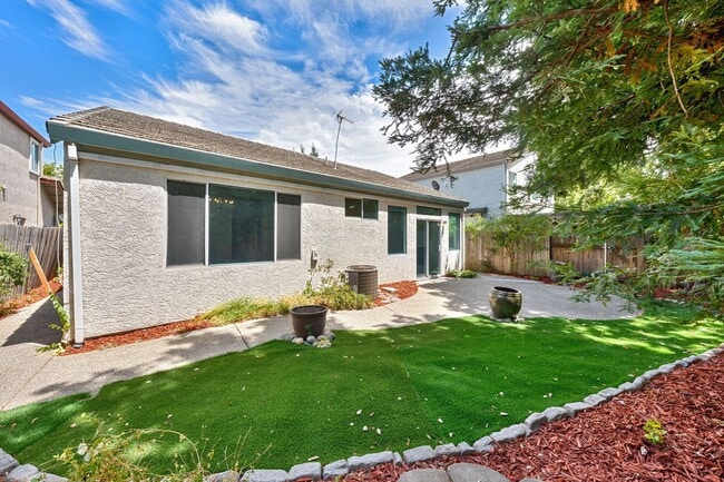 Building Photo - Charming 3-Bed Home in Prime Folsom Locati...