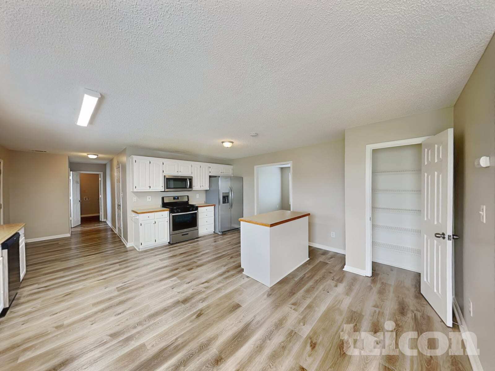 Building Photo - 1055 Maria Dr