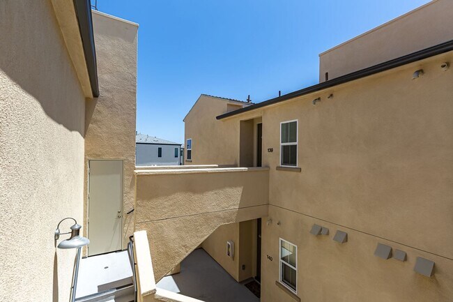 Building Photo - LIGHT & BRIGHT 2 BEDROOM W/GARAGE & LAUNDR...