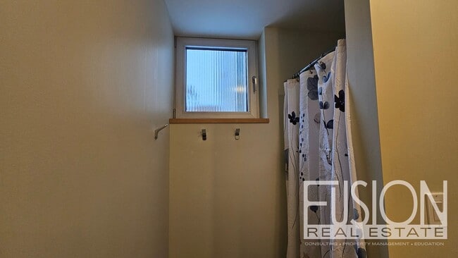 Building Photo - 11 Lakeview Terrace