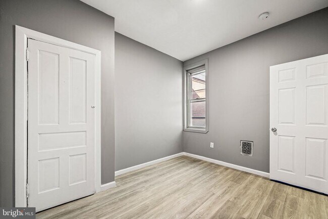 Building Photo - 2427 N Hollywood St