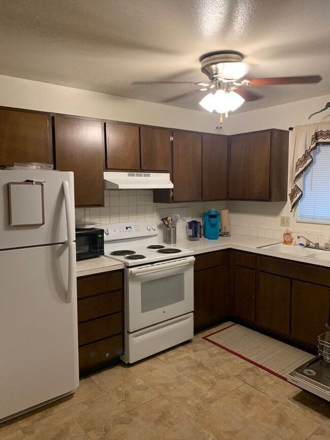 Building Photo - Beautiful 2 Bedroom Town Home! INCLUDED IN...