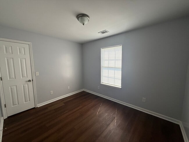 Building Photo - 733 Vanguard Pl