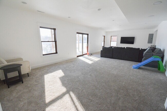 Building Photo - Updated Home with Pond Views in NW Rochester location!