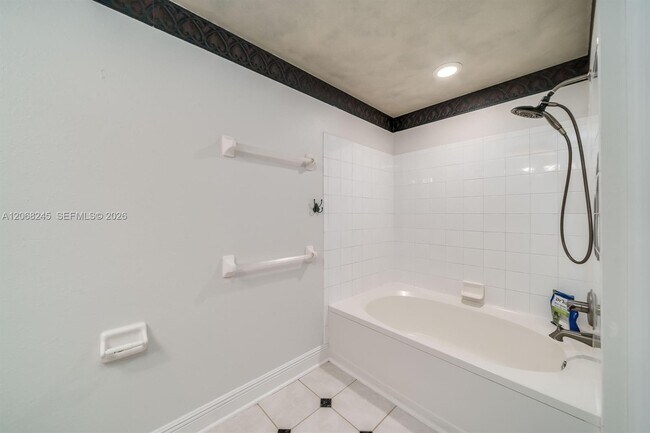 Building Photo - 8040 Sanibel Dr