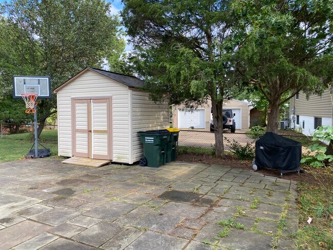 Building Photo - 5910 King James Dr