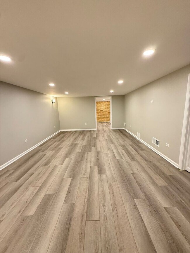 Building Photo - 8500 W Carmen Ave
