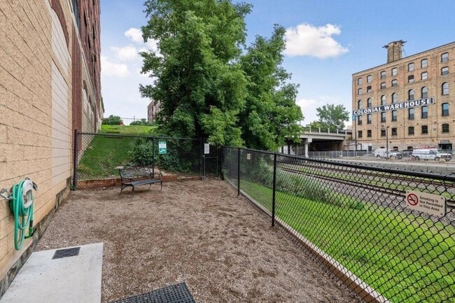 Building Photo - 401 N 2nd St