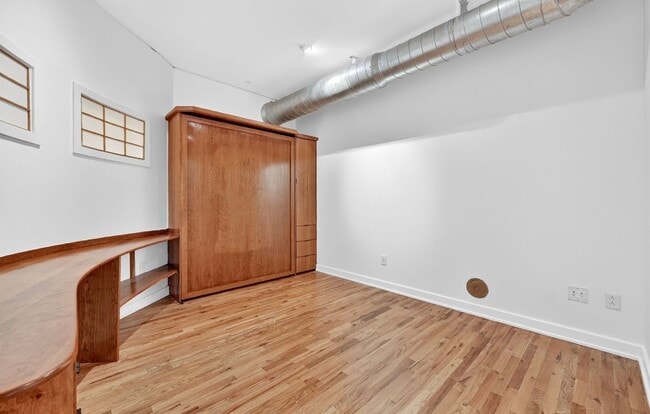 Building Photo - Stunning 3 bedroom Loft