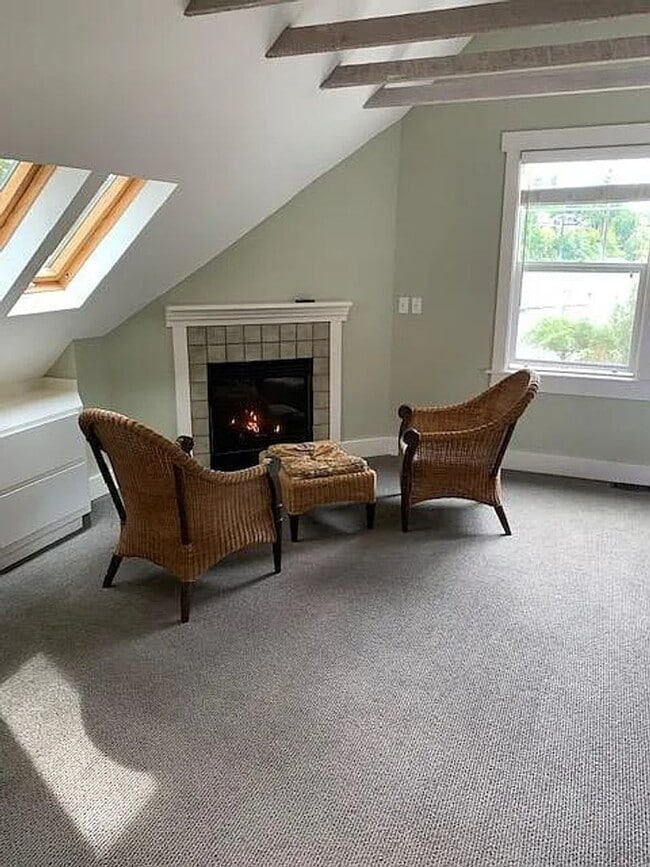 Building Photo - Gorgeous Waterfront Home on Bainbridge Island