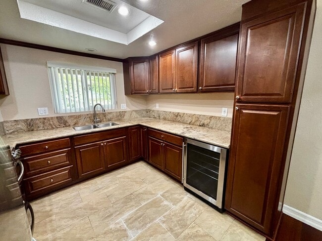 Building Photo - Updated and Spacious 2 bed 1.5 bath