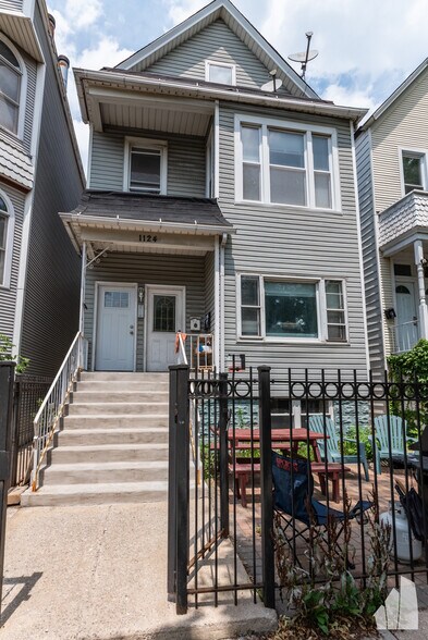Primary Photo - 1124 W Roscoe St