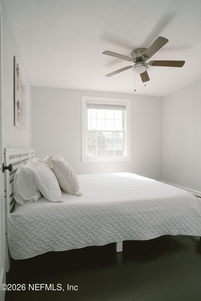 Building Photo - 212 Oak St