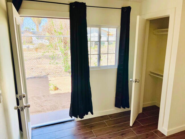 Building Photo - 2 bedroom townhome newly renovated ready f...