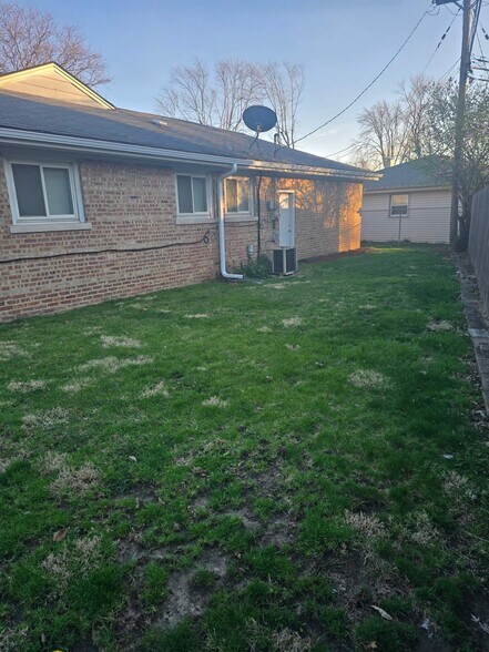 Building Photo - 4116 W 109th St