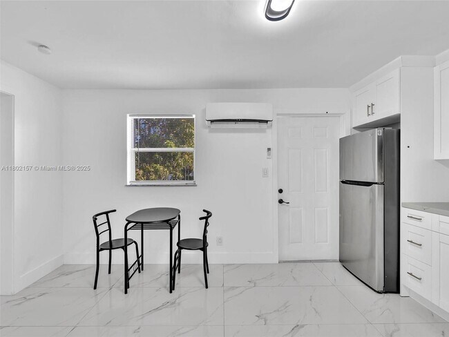 Building Photo - 4941 SW 44th Ave