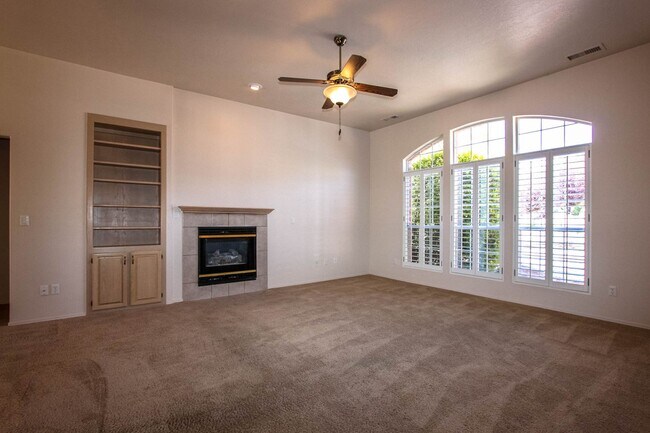 Building Photo - 653 Golden Hawk Dr