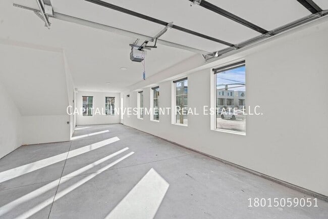 Building Photo - 1689 S W Temple St