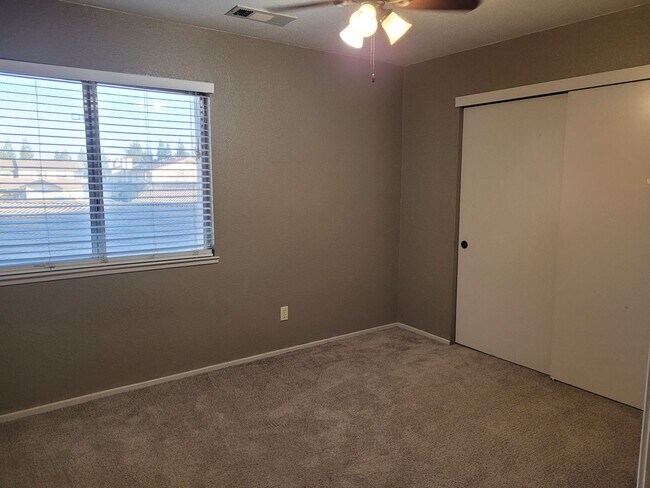 Building Photo - 2 Bedroom 1.5 Bath Condo - HOA community i...