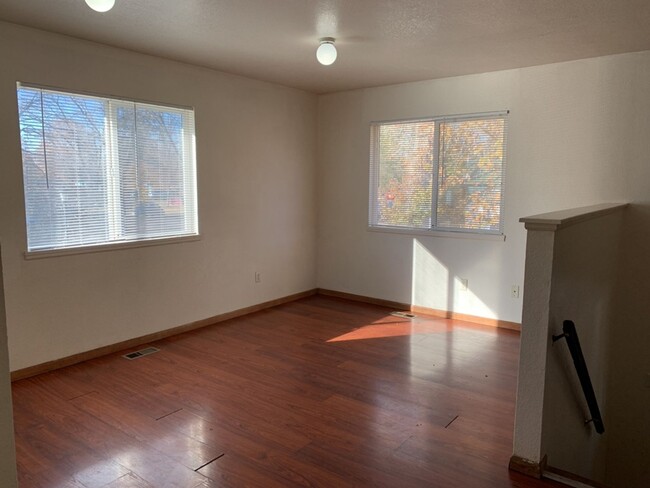 Building Photo - STUDENTS WELCOME! 4 Bed 2 Bath House 1 Blo...