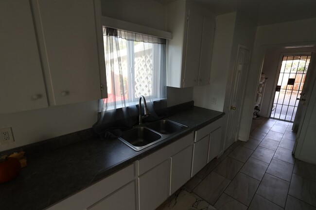 Building Photo - 3 Bedroom 1 Bathroom House available in Oi...