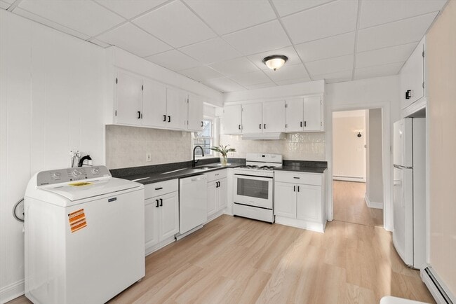 Building Photo - 374 Shirley St