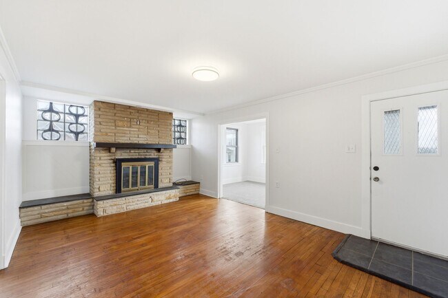 Building Photo - Beautiful, Newly Updated 3 Bedroom/1.5 Bath on quiet street near Pittsburgh's North side. AVAILAB...