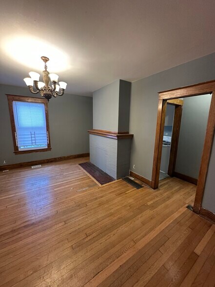 Large family room - 1117 Foster St