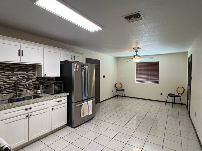 Building Photo - 3 BEDROOM HOME NEAR THE FOOTHILLS!