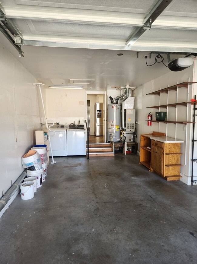 Building Photo - Very nice 2 Bd, 2 Bath Triplex w/yard in OAKMONT - Oakmont is a senior community.