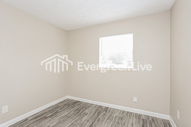 Building Photo - 327 Bonnlyn Dr