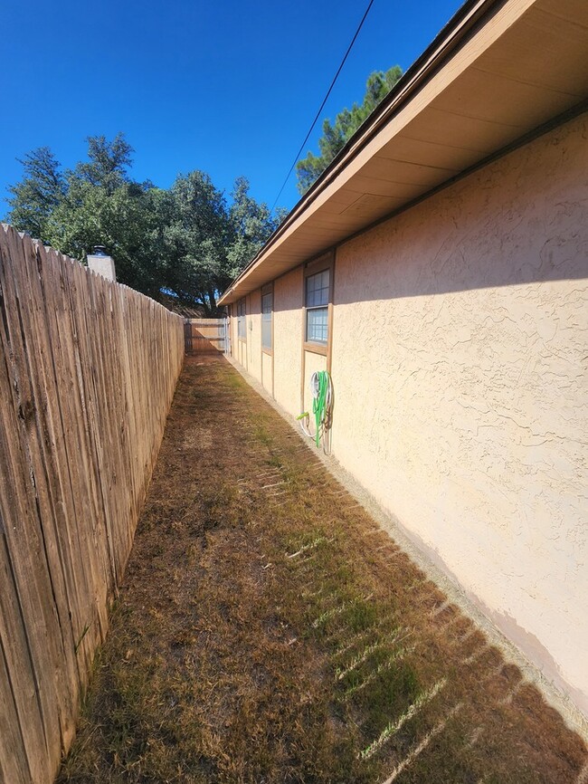 Building Photo - 3 bed 2 bath townhome, 1 car garage and 1 ...
