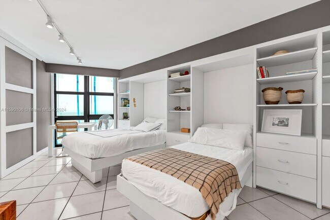 Building Photo - 1121 Crandon Blvd