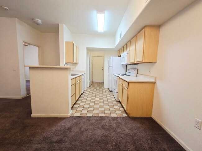 Building Photo - BEAUTIFUL 2 BEDROOM / 2 BATH LOWER LEVEL C...